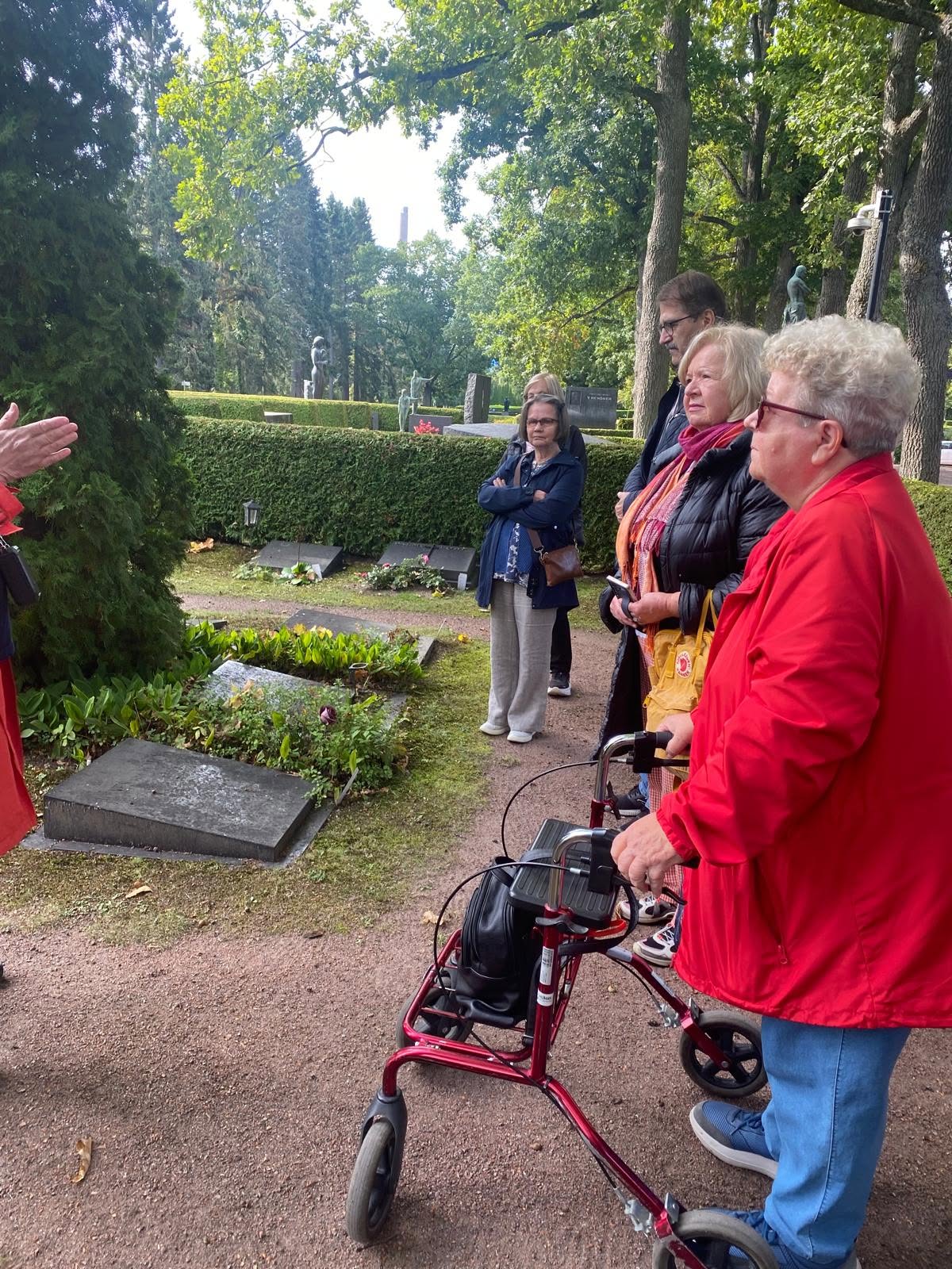 Remembrance walk at Hietaniemi cemetery